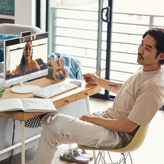 HP All-in-One 24-cr0000ng - 23,8" - Intel Core i5 - 8GB RAM/512GB SSD produkt in gebrauch