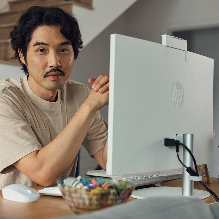HP All-in-One 24-cr0000ng - 23,8" - Intel Core i5 - 8GB RAM/512GB SSD produkt in gebrauch