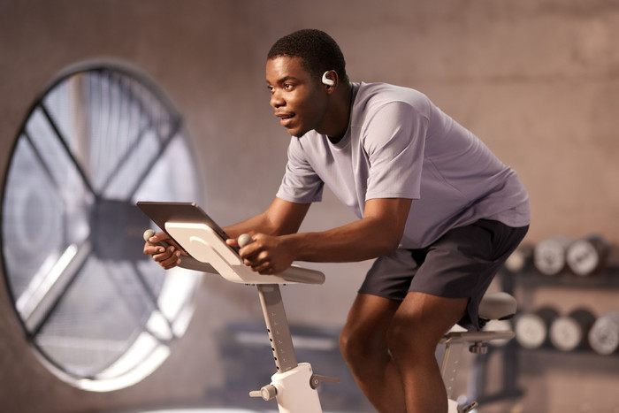 Shokz OpenFit Air Weiß produkt in gebrauch