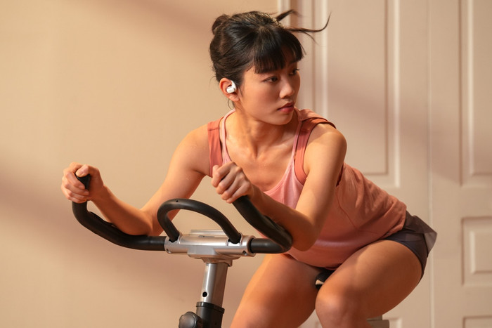 Shokz OpenFit Air Weiß produkt in gebrauch