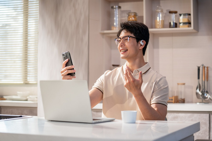 Shokz OpenFit Air Weiß produkt in gebrauch