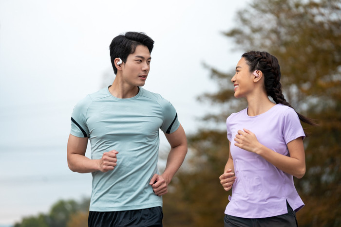 Shokz OpenFit Air Weiß produkt in gebrauch