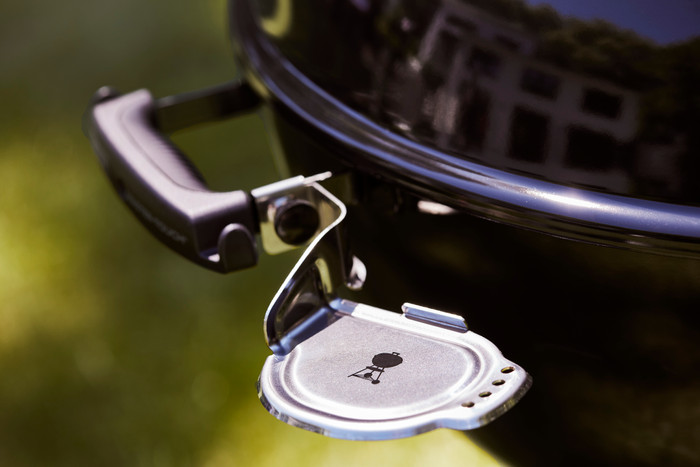 Weber Master Touch Premium E-5770 Schwarz produkt in gebrauch
