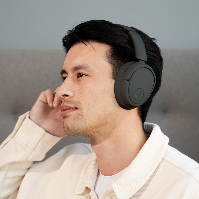 JBuds Lux ANC Grau produkt in gebrauch