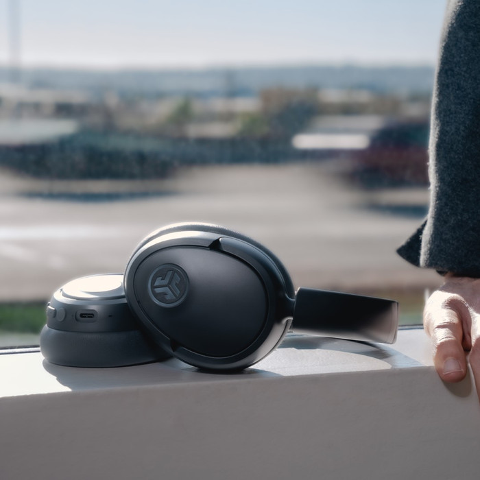 JBuds Lux ANC Grau produkt in gebrauch