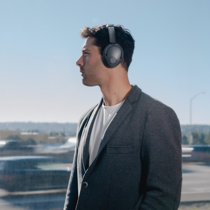 JBuds Lux ANC Grau produkt in gebrauch