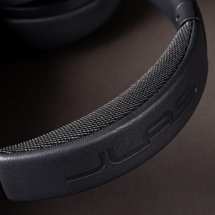 JBuds Lux ANC Grau produkt in gebrauch