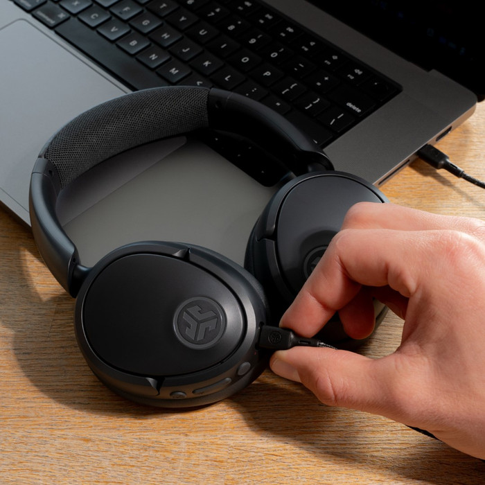 JBuds Lux ANC Grau produkt in gebrauch