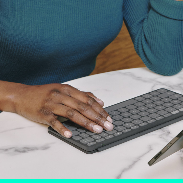 Logitech Keys-To-Go 2 Graphite QWERTZ product in use