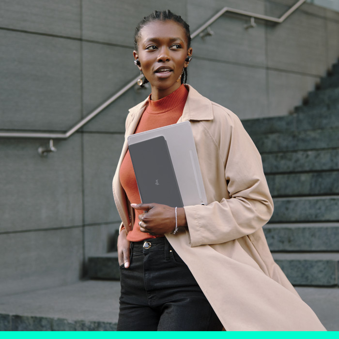 Logitech Keys-To-Go 2 Graphite QWERTZ product in use