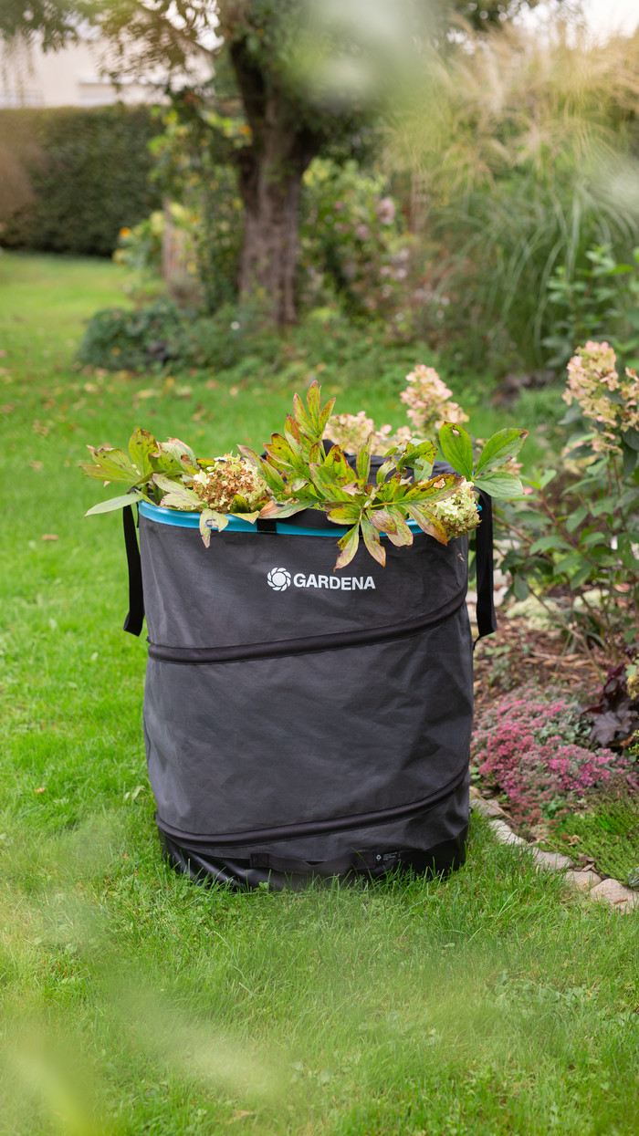 GARDENA Garden Trash Bag Pop-Up Size M product in use