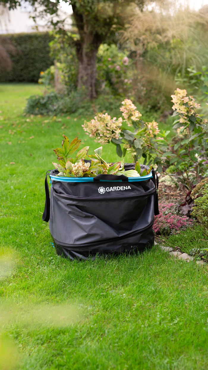 GARDENA Garden Trash Bag Pop-Up Size M product in use