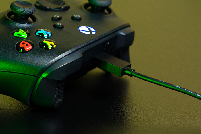 BlueBuilt Rechargeable Batteries for Xbox Controllers product in use