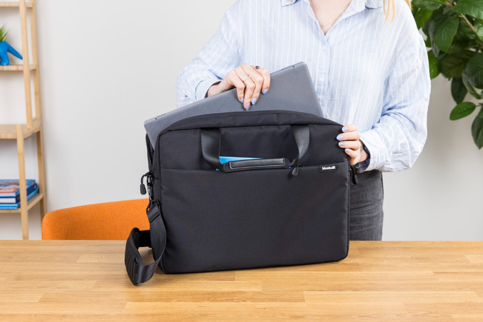 BlueBuilt Umhängetasche für 15- und 16-Zoll-Laptops produkt in gebrauch