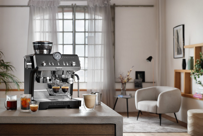 De'Longhi La Specialista Opera EC9555.BK product in use