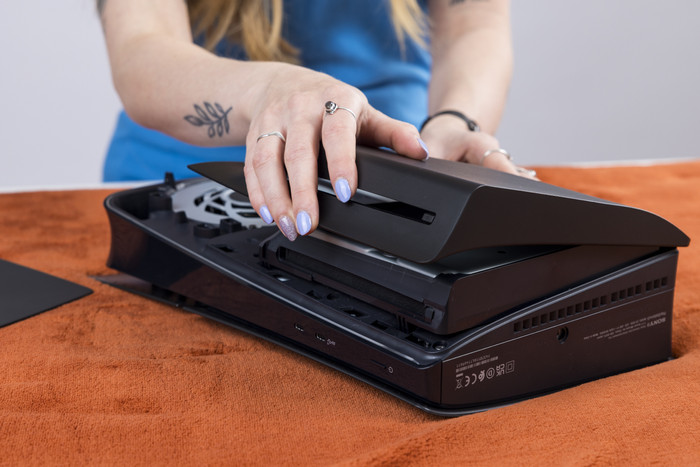 PS5 Slim mit Laufwerk Fortnite Set + Cover Schwarz + Zusätzlicher Controller Weiß + Ladestation visuelles Coolblue 2