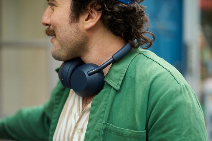 Sony WH-1000XM5 Blau produkt in gebrauch