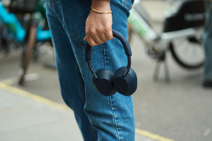Sony WH-1000XM5 Blau produkt in gebrauch