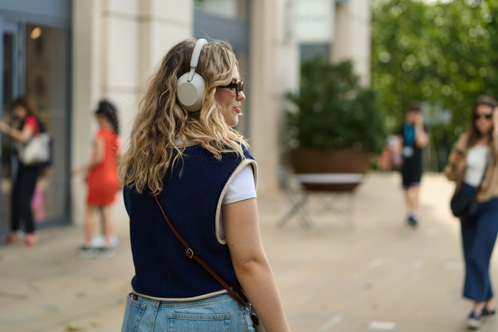 Sony WH-1000XM5 Doppelpack Silber produkt in gebrauch