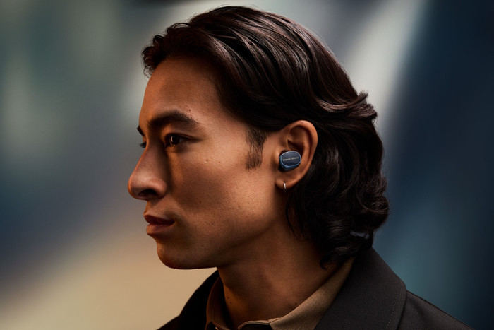 Bowers & Wilkins Pi8 Blau produkt in gebrauch