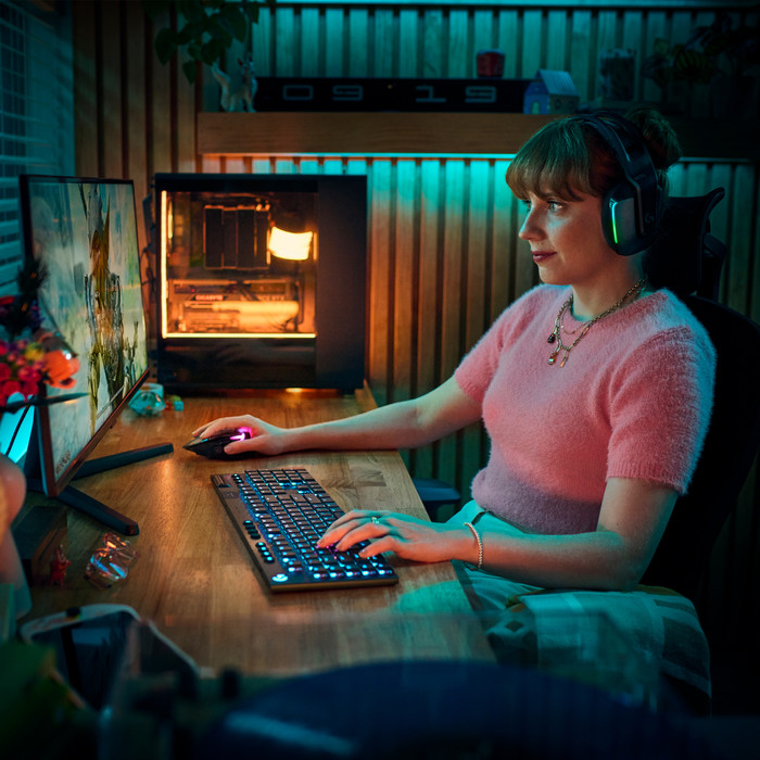 Logitech G915 X LIGHTSPEED Wireless Gaming Keyboard Black QWERTZ product in use