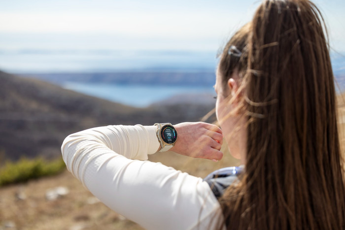 Garmin Fenix 8 Silver/White 43mm product in use