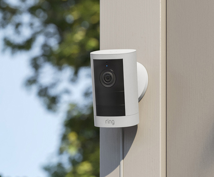 Ring Außenkamera mit Netzteil 2. Generation Weiß produkt in gebrauch