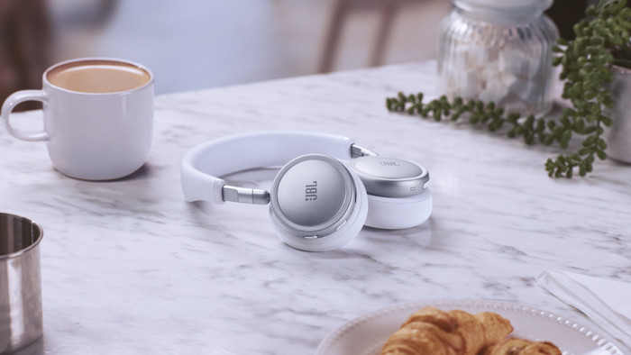 JBL Live 680NC Weiß produkt in gebrauch