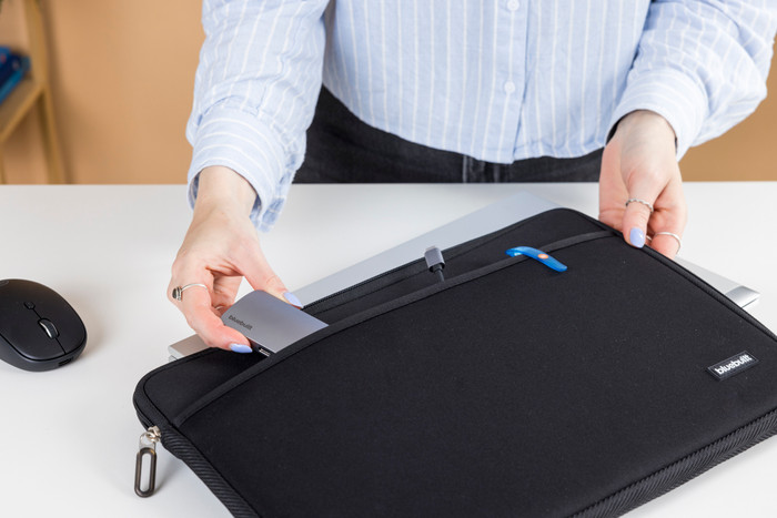 BlueBuilt Laptop Sleeve Width 37cm 15-16-Inch S Black + Nexum Wireless Mouse product in use