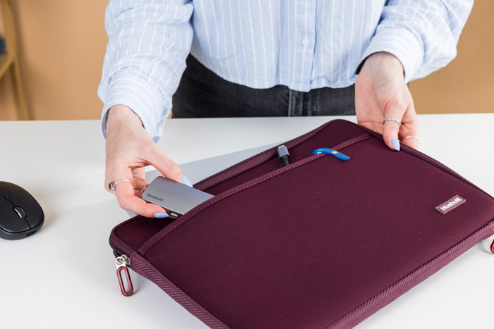 BlueBuilt Laptop Sleeve Width 33cm 14 inches S Red product in use