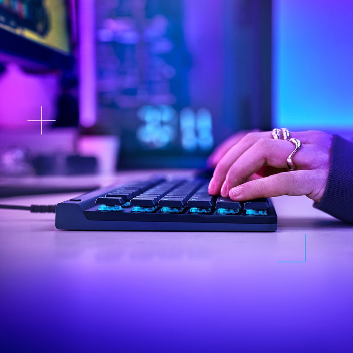 Logitech G515 TKL Gaming Keyboard QWERTZ product in use