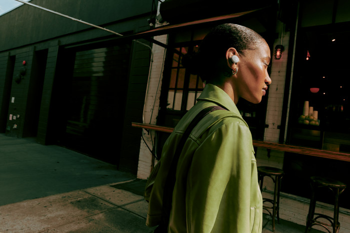 Bose QuietComfort Earbuds Creme produkt in gebrauch