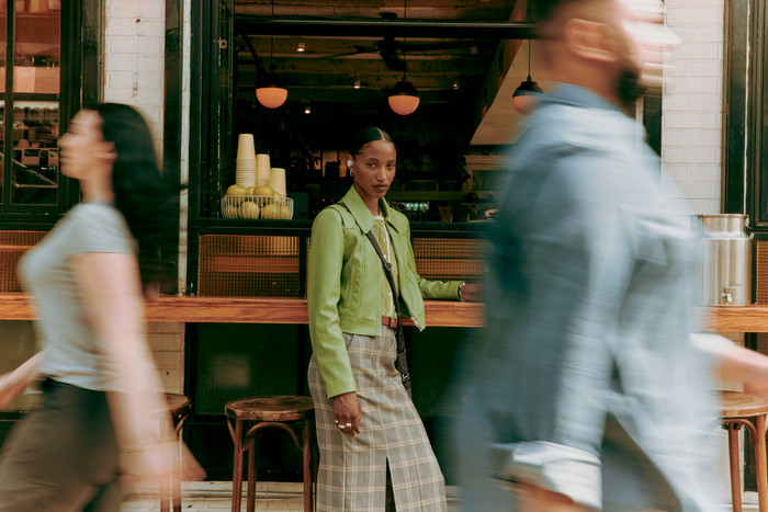 Bose QuietComfort Earbuds Creme produkt in gebrauch