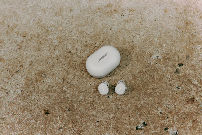 Bose QuietComfort Earbuds Creme produkt in gebrauch