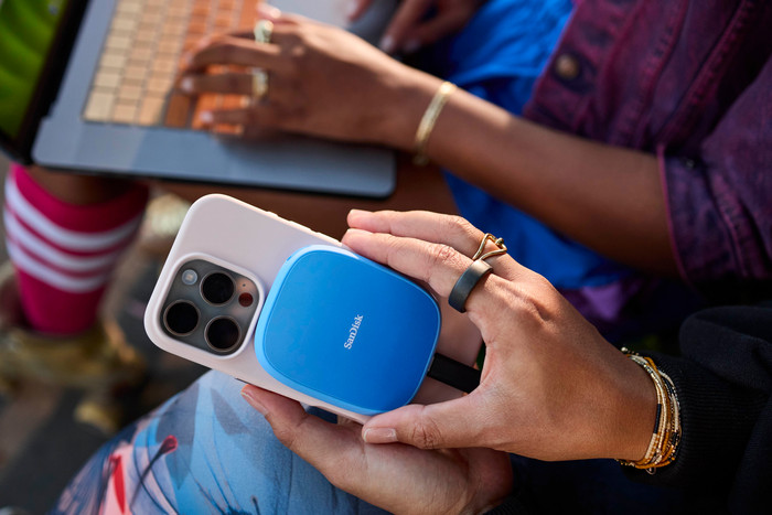 SANDISK Creator Phone SSD 2TB product in use