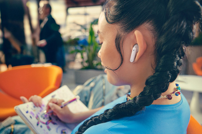 JBL Tune Flex 2 White product in use