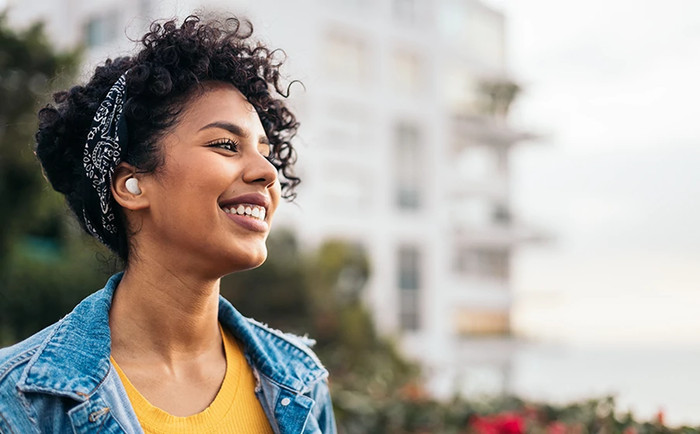 JBL Wave Buds 2 Weiß produkt in gebrauch