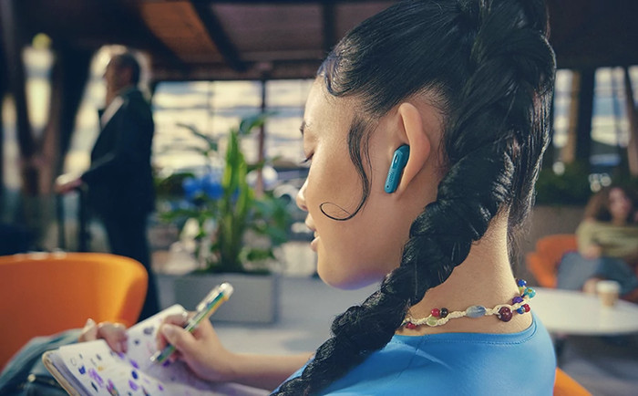 JBL Tune Beam 2 Blue product in use