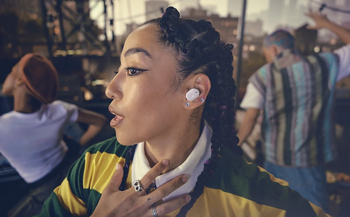 JBL Tune Buds2 White product in use