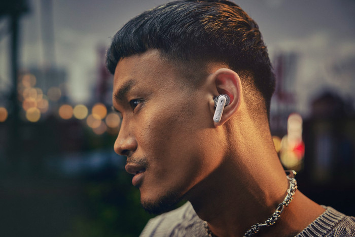 JBL Tune Beam 2 Ghost White product in use