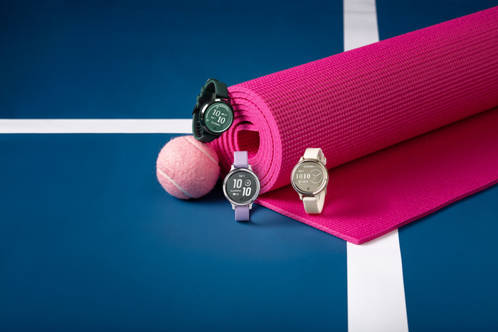 Garmin Lily 2 Active Silver/Purple product in use