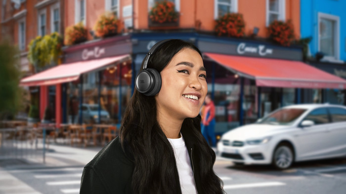 JBL Live 680NC Schwarz produkt in gebrauch