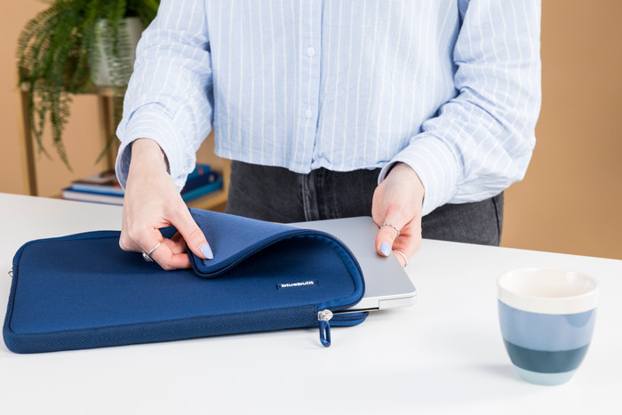 BlueBuilt Laptophülle für das Apple MacBook Air 15 Zoll Blau visuelles Coolblue 1