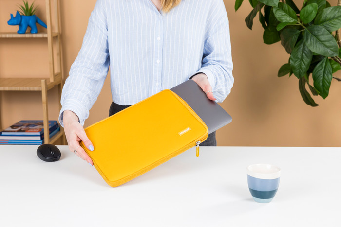 BlueBuilt Laptophülle für das Apple MacBook Air 13 Zoll Gelb visuelles Coolblue 3