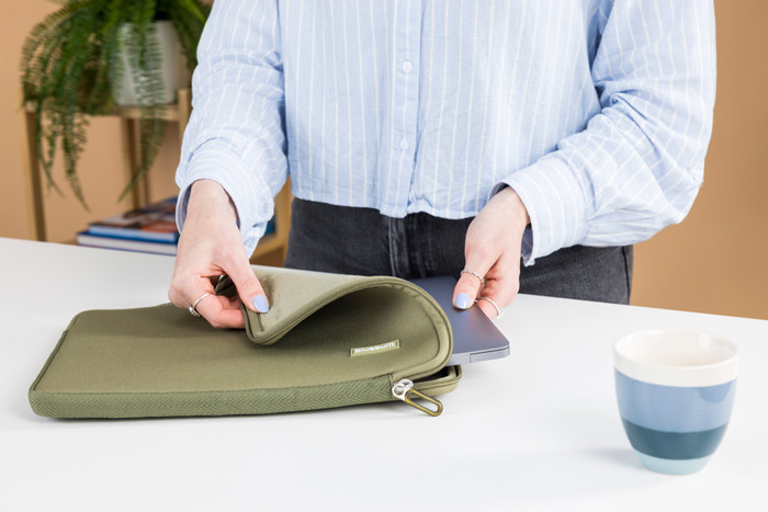 BlueBuilt Laptop Sleeve for Apple MacBook Air 13 inches Green visual Coolblue 2