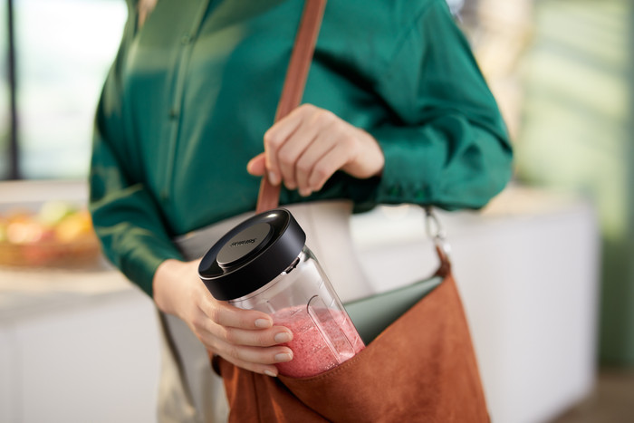 Philips 7000 Series High Speed Blender HR3760/10 product in use