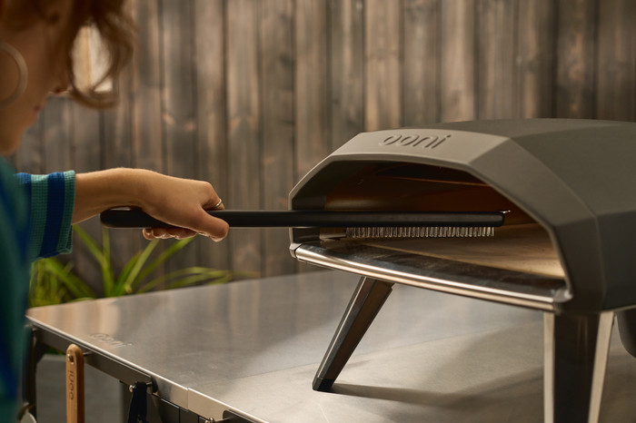 Ooni Pizzaofenbürste produkt in gebrauch