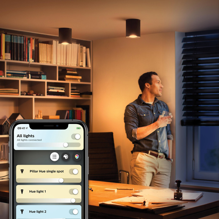 Philips Hue Pillar Aufbauspot White Ambiance - Schwarz - 1 Spot produkt in gebrauch