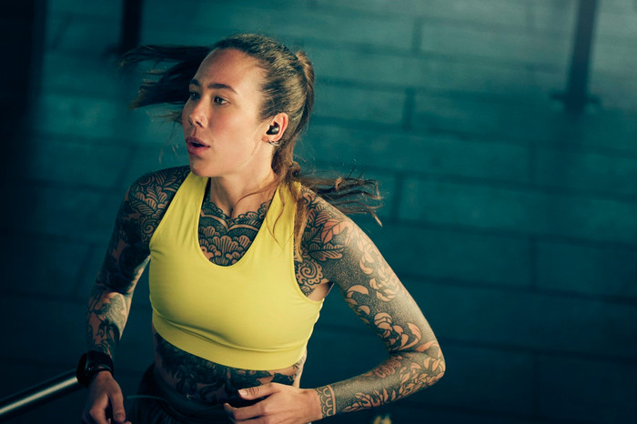 Sony LinkBuds Fit Weiß produkt in gebrauch