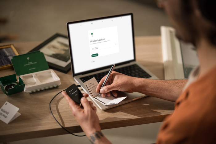 Trezor Safe 5 - Black Graphite produkt in gebrauch